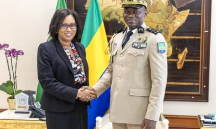 Coopération : Brice Clotaire Oligui reçoit l’Ambassadeur Extraordinaire et Plénipotentiaire des États-Unis d’Amérique Près la République Gabonaise.