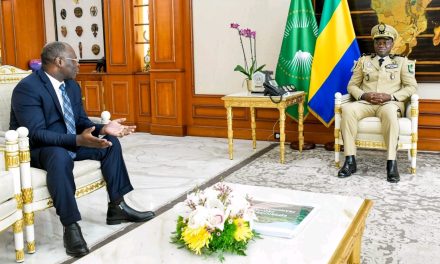Brice Clotaire Oligui Nguema s’entretient avec l’ambassadeur du Gabon en Chine