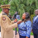 Le Président Brice Clotaire Oligui Nguema honore des figures éminentes lors de la cérémonie de descente des couleurs