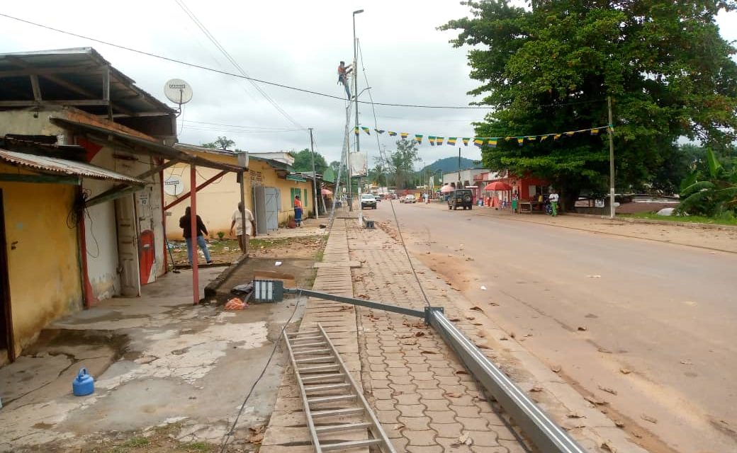 Réhabilitation de l’éclairage public à Koula Moutou : Un symbole national illuminant l’avenir