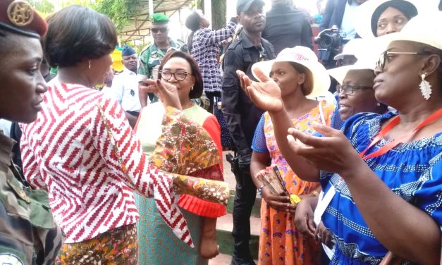 La Première Dame Zita Oligui Ngüema Encourage l’Artisanat et l’Entrepreneuriat Féminin à Koulamoutou