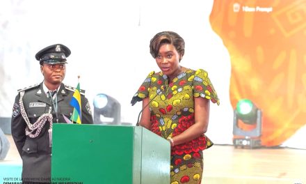 La Première Dame Zita Oligui Nguema s’engage pour l’éducation, la formation et la santé lors du lancement de la campagne d’Abuja