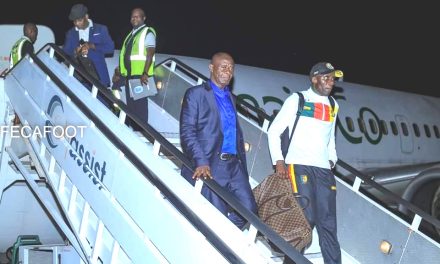 Arrivée des Lions Indomptables à Luanda : Entre tensions et unité pour la qualification à la Coupe du Monde FIFA 2026