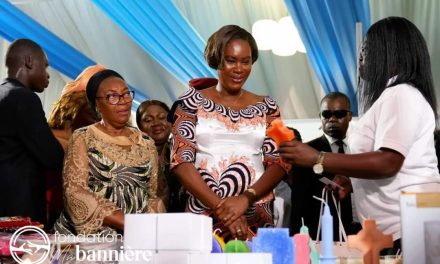 La Première Dame Zita Oligui Nguema Honore les Mamans lors d’une Célébration au Radisson Blu de Libreville