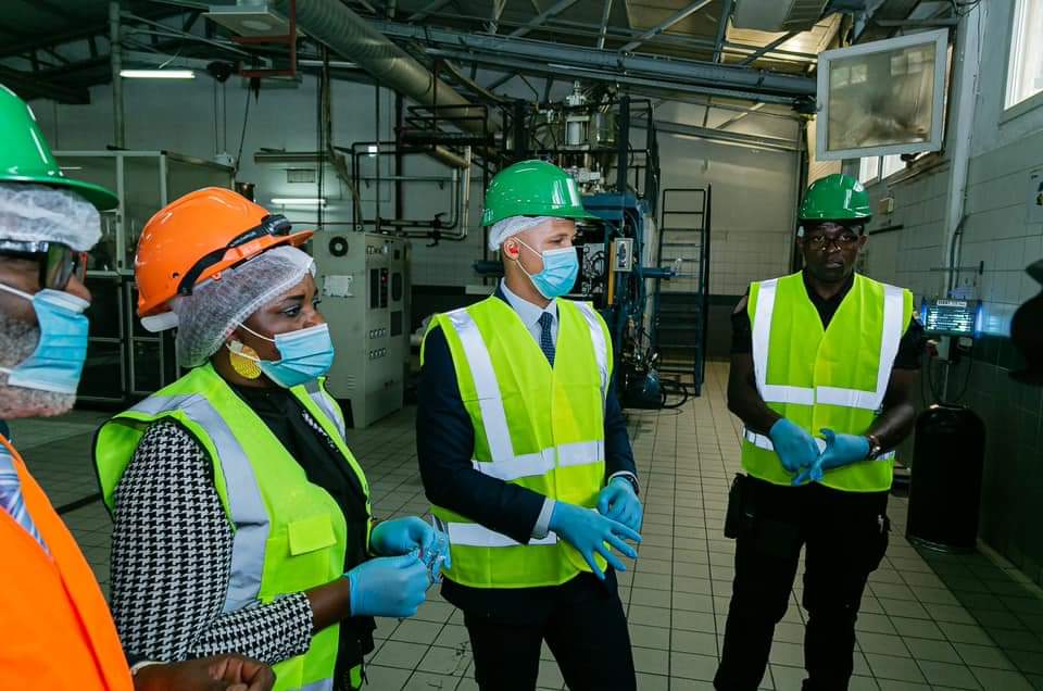 Visite Ministérielle au Moyen-Ogooué : Le Ministre François Mbongo Rafemo Bourdette Encourage une Industrialisation Responsable