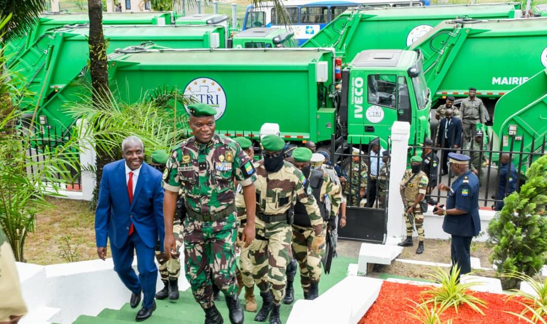 Le Président de la République remet du matériel d’entretien à la ville de Libreville pour lutter contre l’insalubrité