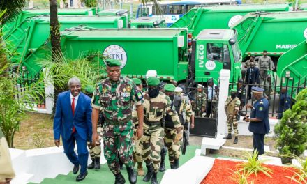 Le Président de la République remet du matériel d’entretien à la ville de Libreville pour lutter contre l’insalubrité