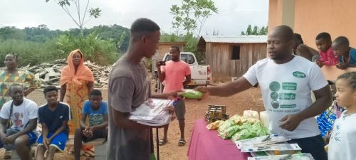 La coopérative Ndzogha Agro soutient l’éducation des élèves de Libongui à Koula-Moutou