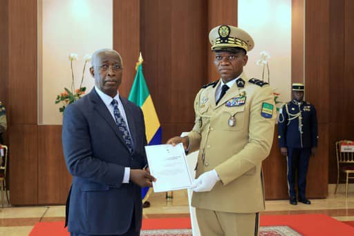 Gabon: Le Chef de l’État remet au Premier Ministre le texte définitif de la nouvelle Constitution