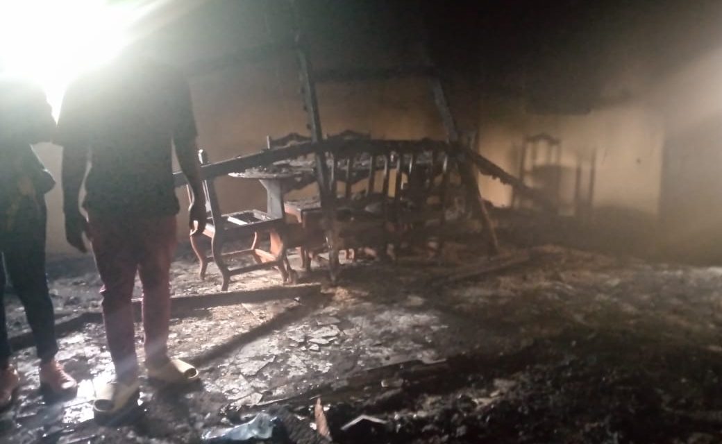 Koula-Moutou : Un retour d’électricité après une coupure de deux jours provoque un incendie dévastateur à Mandji Boueguere