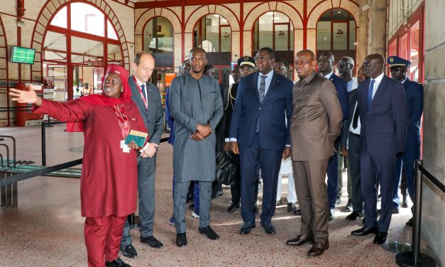 Le Président gabonais  visite le pôle industriel de Diamniadio