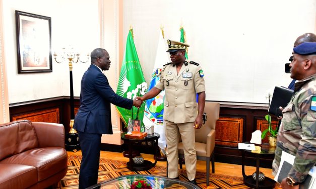 Gabon: Brice Clotaire Oligui  reçoit l&rsquo;ambassadeur du Gabon à Washington