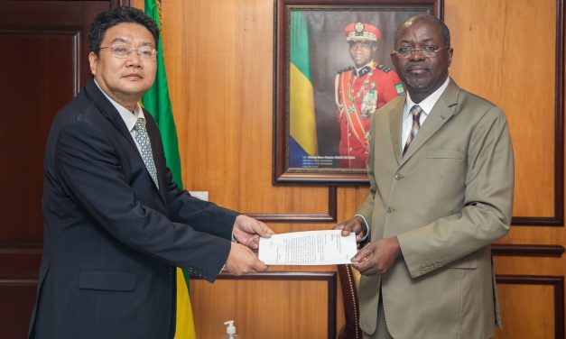 Gabon – Chine : Des félicitations à haute portée diplomatique entre Séraphin Moundounga et Han Zheng