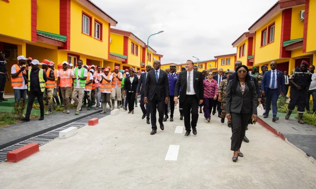 Brice Clotaire Oligui Nguema inaugure la Cité Résidentielle rénovée des Sapeurs-Pompiers de Nomba à Libreville