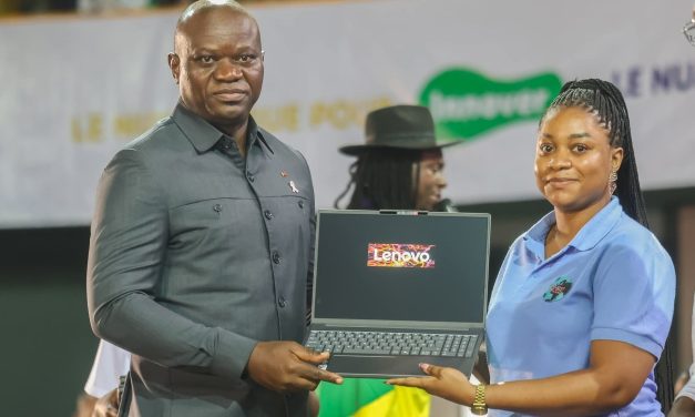 Gabon : 10 000 ordinateurs offerts aux étudiants pour soutenir l’excellence et réduire la fracture numérique
