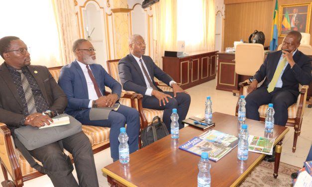 Gabon : Le ministre de l’Agriculture échange avec Olam sur les enjeux du palmier à huile et de l’hévéa