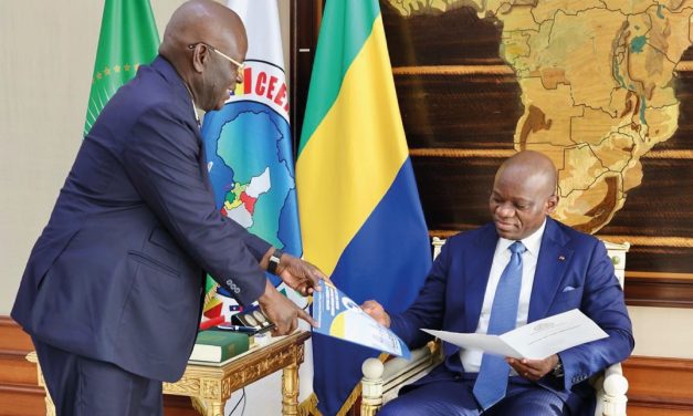 Diplomatie active : le Président Oligui Nguema reçoit l’émissaire spécial du Président Adama Barrow