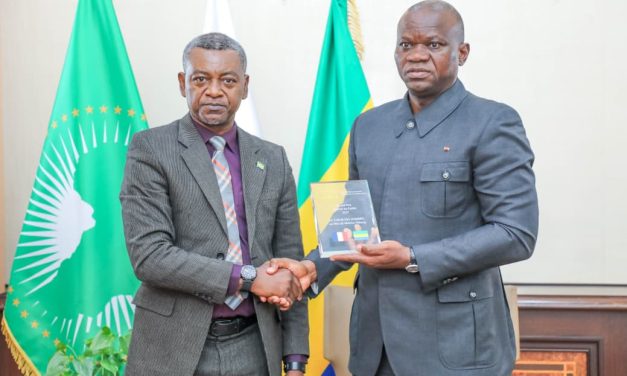Distingué par trois trophées internationaux majeurs, le cinéaste Melchy OBIANG reçu par le Président Brice Clotaire Oligui