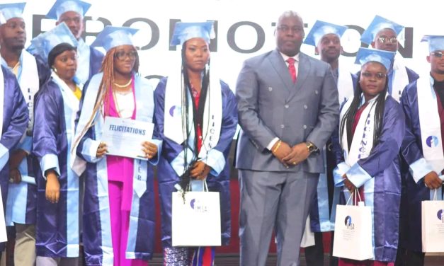 Diplômés de l&rsquo;IMSA/La Ministre Laurence NDONG et Roland Gérard ETOUA DOUKARA célèbrent une nouvelle génération de cadres.