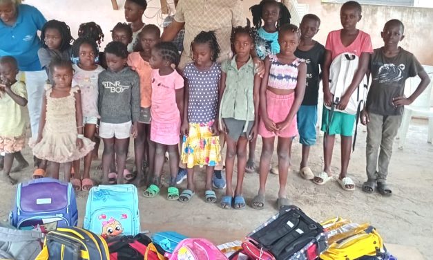 Rentrée scolaire : Célestin Awombi vole au secours des familles des Plateaux