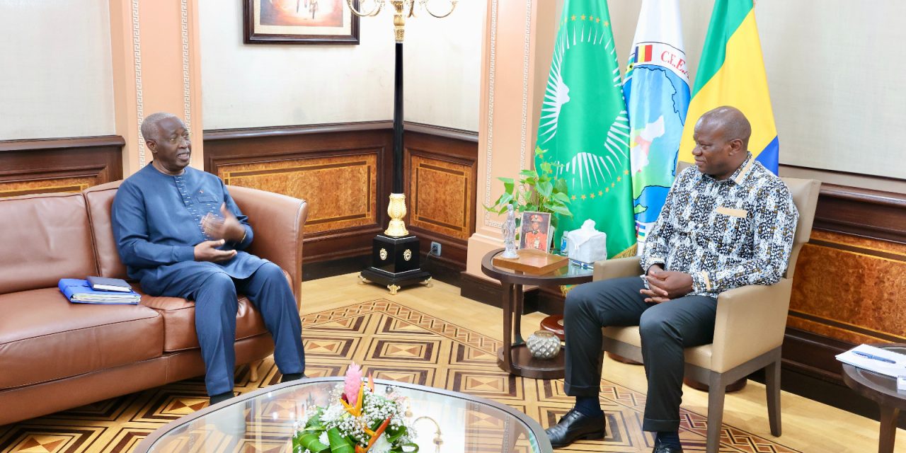 Le Chef de l’État reçoit Raymond NDONG SIMA et les investisseurs du secteur agricole