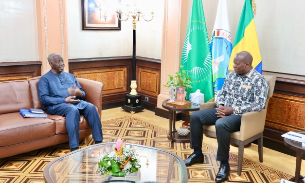 Le Chef de l&rsquo;État reçoit Raymond NDONG SIMA et les investisseurs du secteur agricole