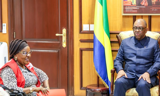 Croix-Rouge gabonaise : les défis d’une mission humanitaire au cœur des échanges avec Alexandre Barro Chambrier
